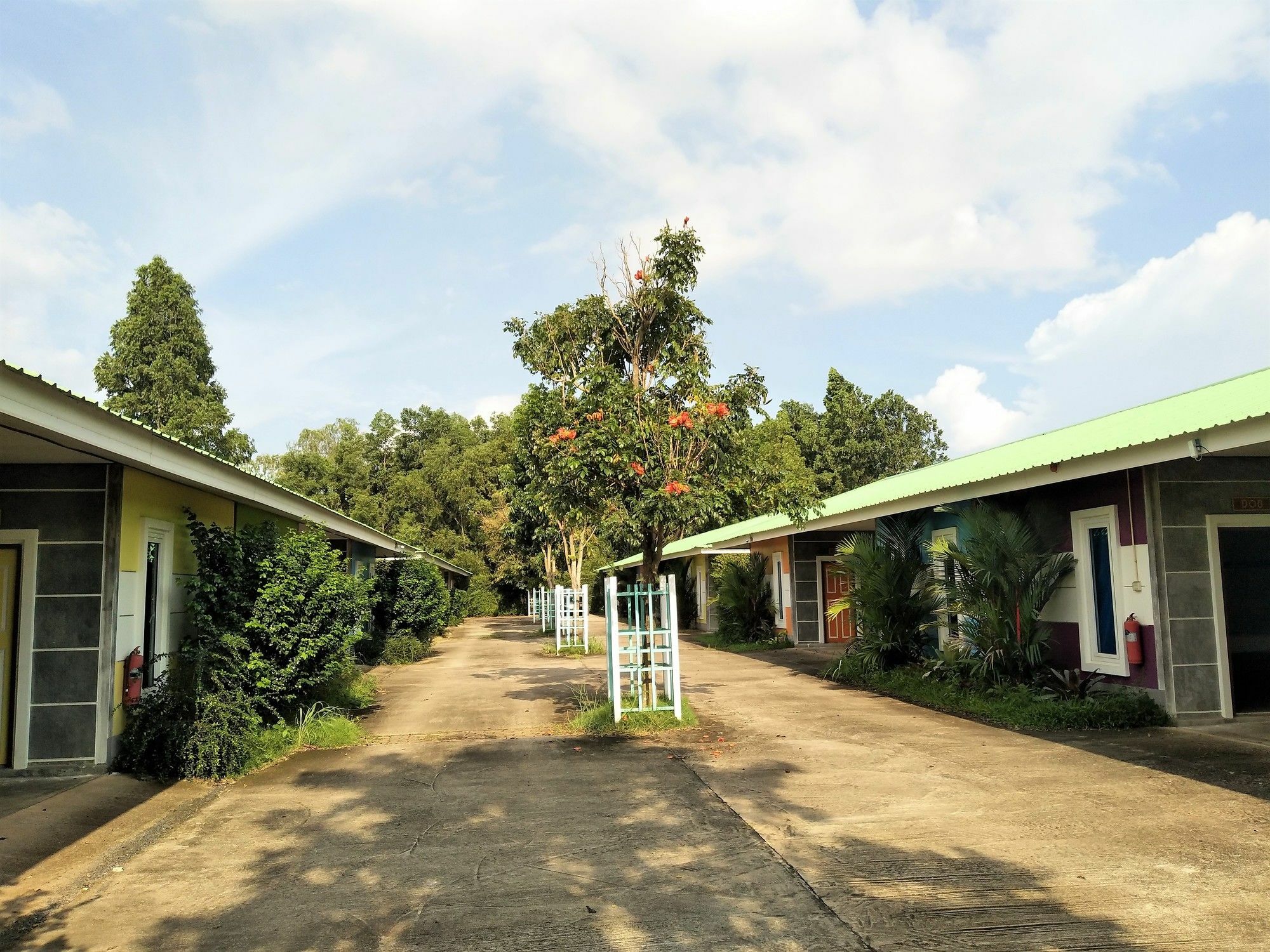 The Colour Hotel Si Maha Phot Exterior foto